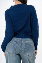 modella indossando Maglione girocollo con scritta “Bella e impossibile” in misto lana Made in Italy colore