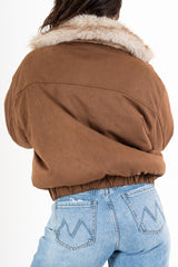 modella indossando Giaccone double-face effetto pelliccia e scamosciato colore