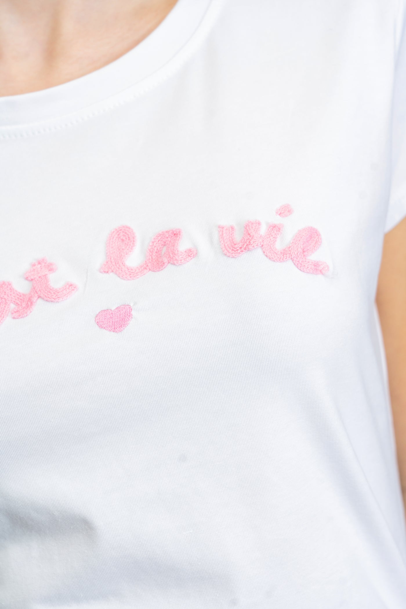 T-shirt elasticizzata con scritta Rosa "C'est la vie" effetto spugna