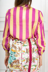 modella indossando Camicia Collo Coreana in Tencel a Righe Multicolor colore