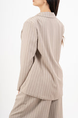 modella indossando Giacca over gessata con rever – taglia unica colore