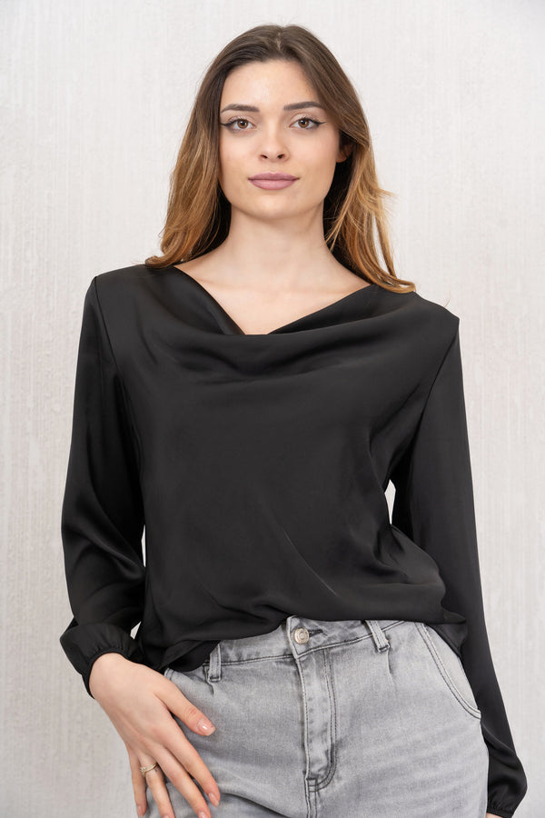 Blusa in raso con scollo morbido nera