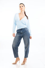 modella indossando Jeans modello balloon in denim elasticizzato vita regolare colore
