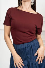 modella indossando Maglia in viscosa a manica corta con finitura minimal colore Rosso India Unica