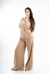 modella indossando Camicia over in viscosa effetto naturale con fondo asimmetrico colore