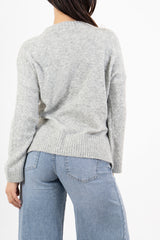 modella indossando Maglione over girocollo con fondo asimmetrico e spacchi laterali colore