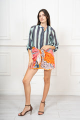 modella indossando Camicia Collo Coreana in Tencel a Righe Multicolor colore