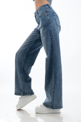 modella indossando Jeans donna gamba dritta con rotture e lavaggio medio colore