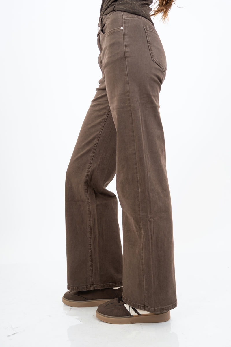 modella indossando Jeans a vita alta gamba dritta in denim morbido marrone colore