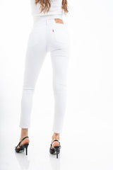 modella indossando Jeans dritto in cotone bianco elasticizzato con taglio pulito colore