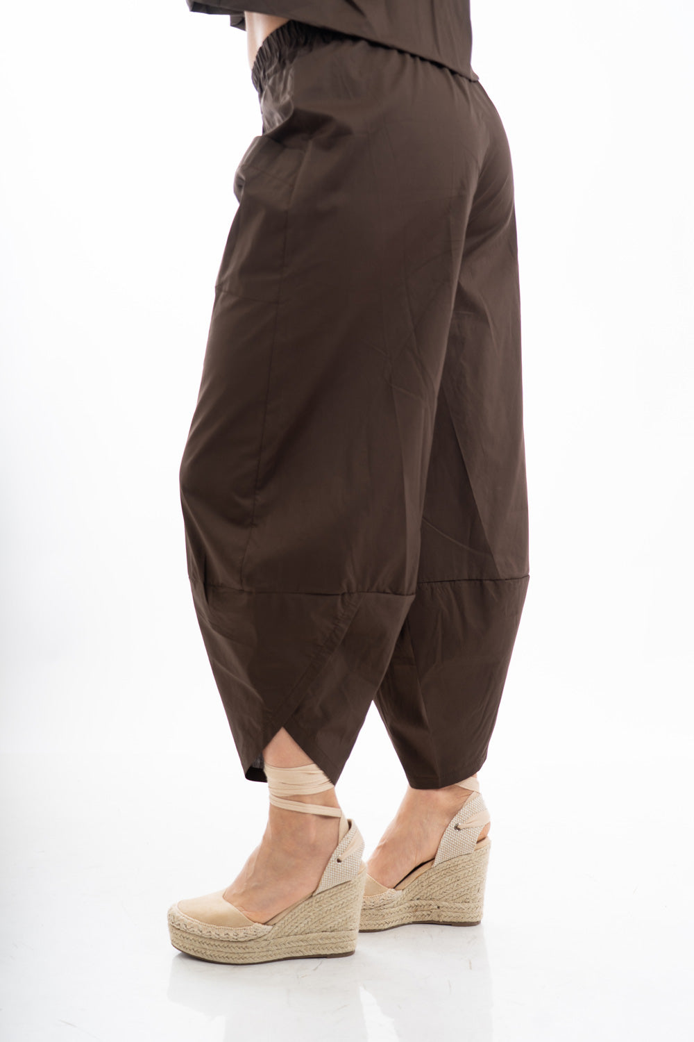 modella indossando Pantalone ampio in cotone con tasconi e fondo con apertura laterale colore Marrone Unica