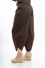 modella indossando Pantalone ampio in cotone con tasconi e fondo con apertura laterale colore Marrone Unica