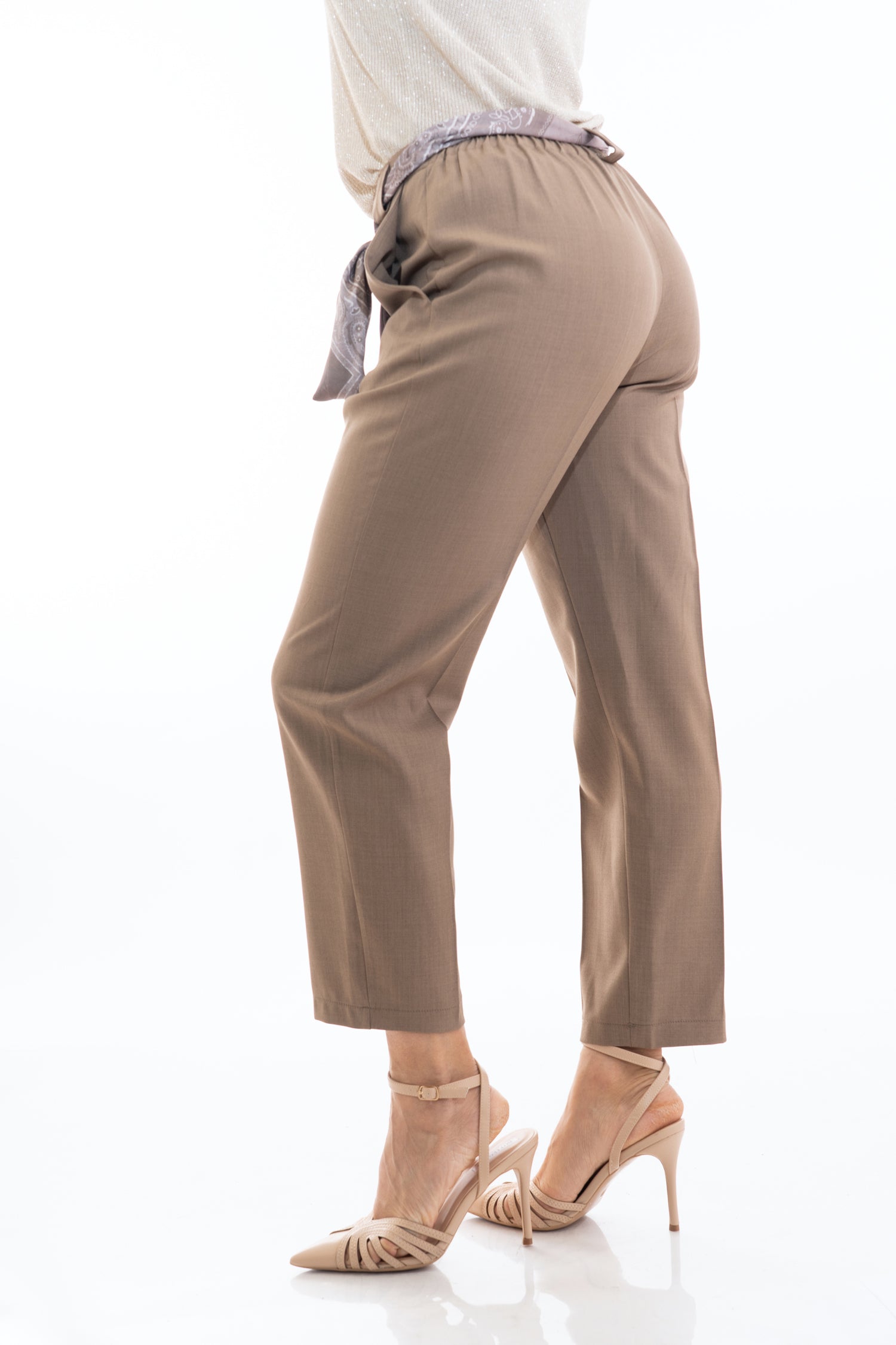 modella indossando Pantalone cropped in tela fluida mélange fango con cintura foulard colore