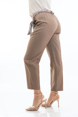 modella indossando Pantalone cropped in tela fluida mélange fango con cintura foulard colore