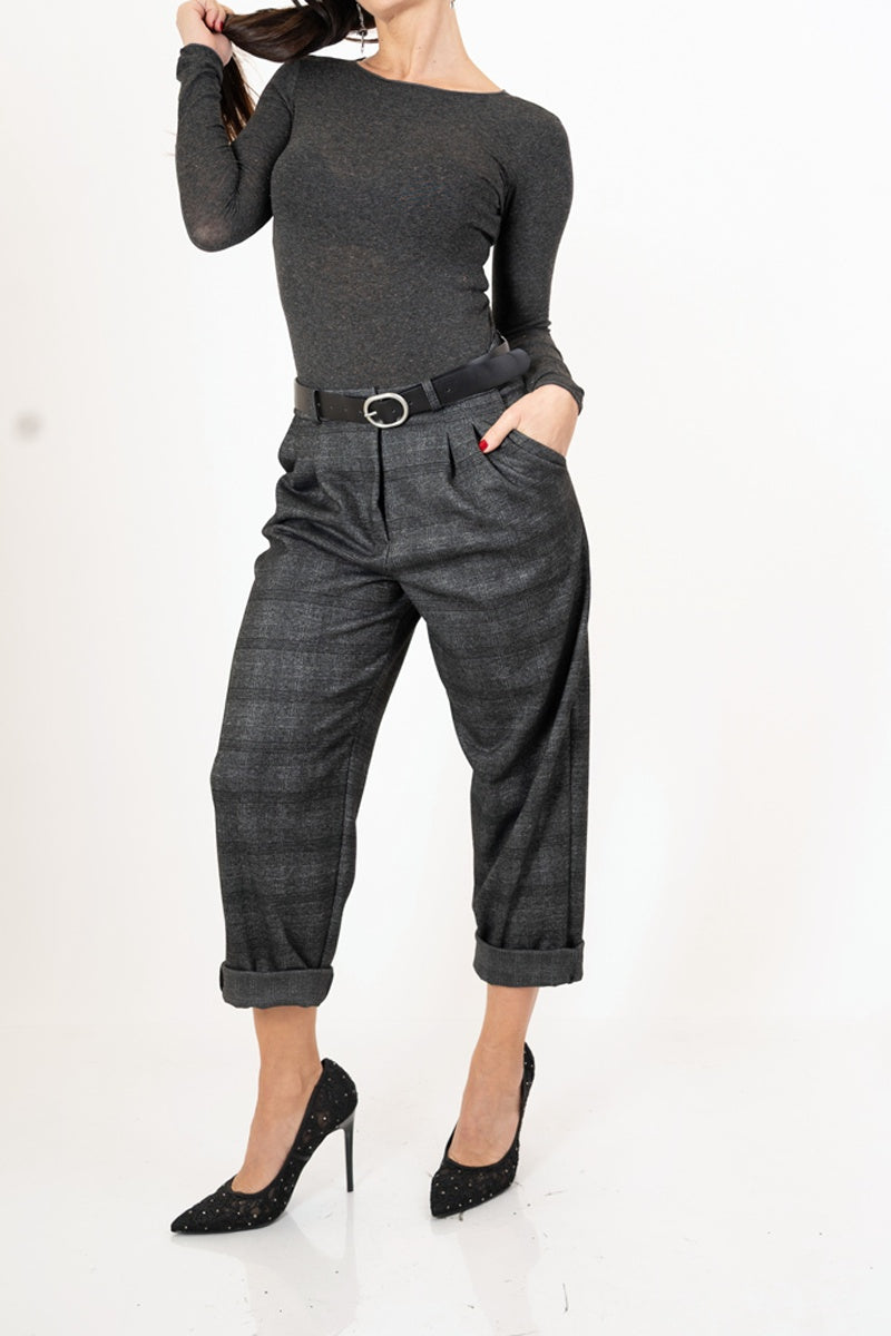 modella indossando Pantaloni a quadri con pinces in viscosa elasticizzata – Made in Italy colore