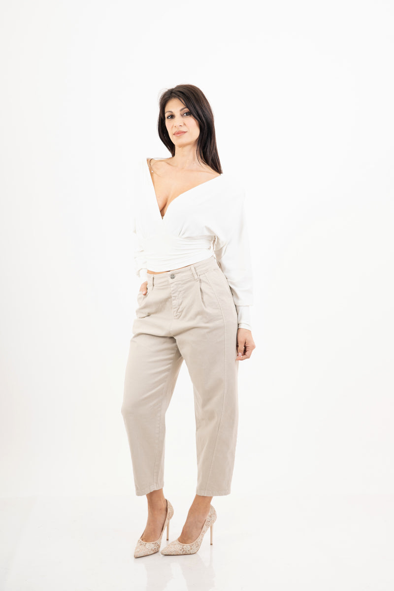 modella indossando Pantalone cropped in cotone beige Made in Italy colore