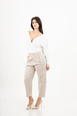modella indossando Pantalone cropped in cotone beige Made in Italy colore