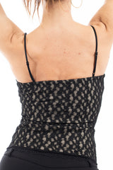 modella indossando Bustier in pizzo elasticizzato con coppe preformate e passamaneria al fondo colore