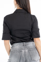 modella indossando Camicia nera in cotone elasticizzato leggermente avvitata colore