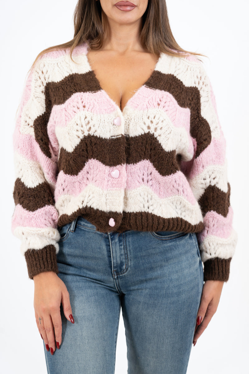 modella indossando Cardigan HeartWave in maglia tipo uncinetto colore