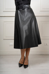 modella indossando Gonna midi Aveline in ecopelle colore