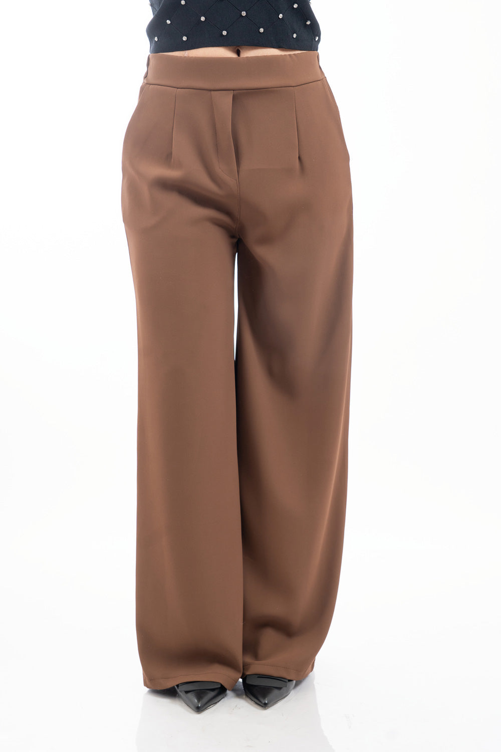 modella indossando Pantalone palazzo sartoriale con pinces e vita elasticizzata colore