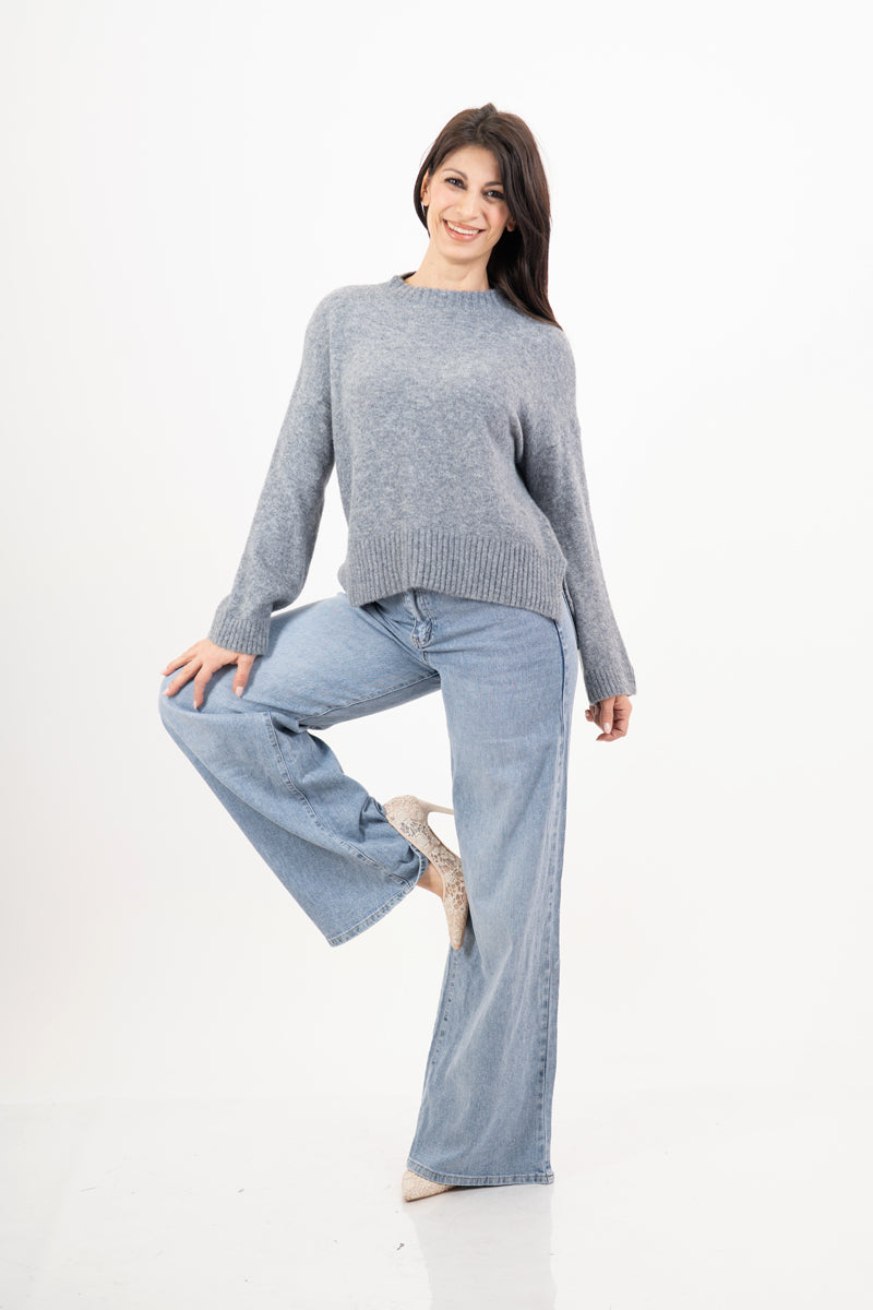 modella indossando Maglione over girocollo con fondo asimmetrico e spacchi laterali colore