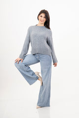 modella indossando Maglione over girocollo con fondo asimmetrico e spacchi laterali colore