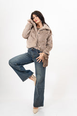 modella indossando Porta cellulare EcoFur Soft con tracolla dorata colore