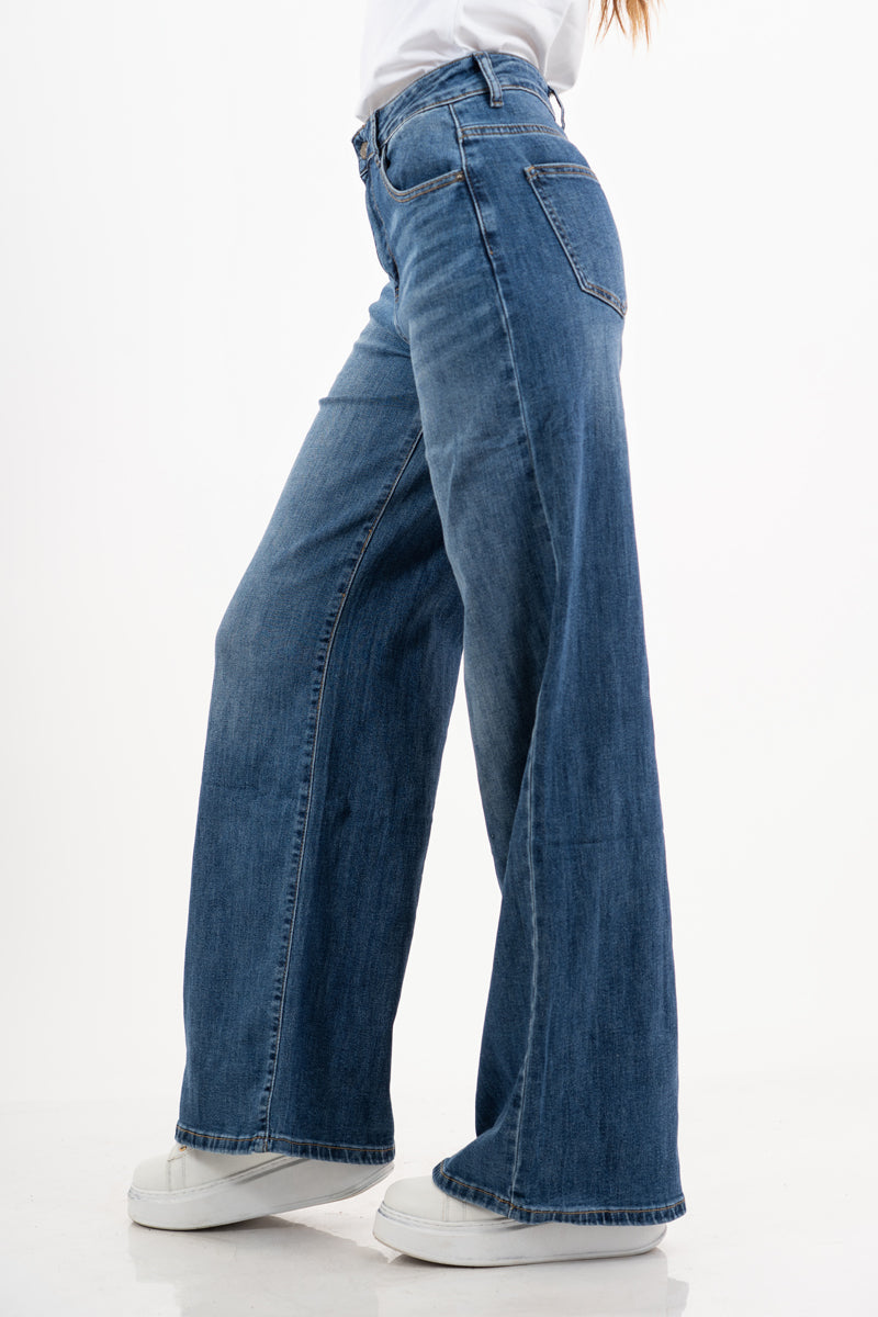 modella indossando Jeans flare soft-touch denim blu colore Jeans Scuro