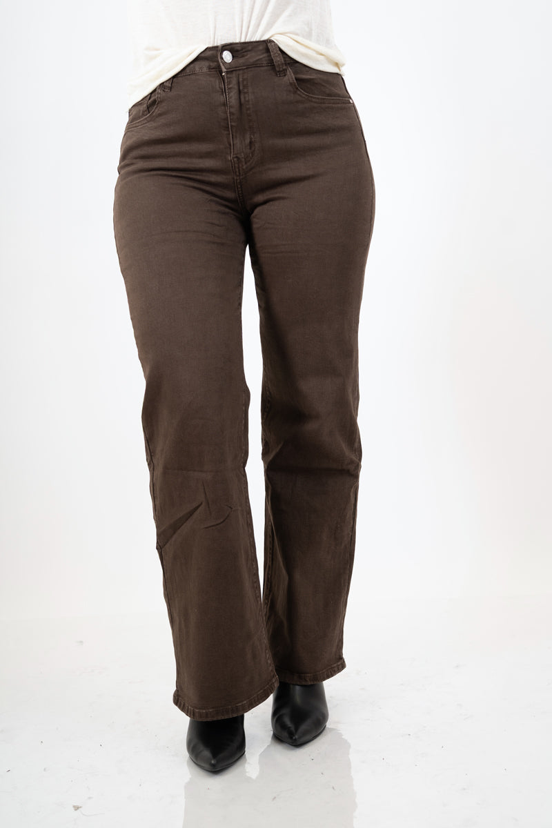 modella indossando Jeans a vita alta gamba dritta in denim morbido marrone colore