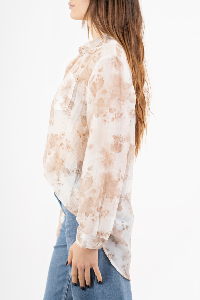 modella indossando Camicia over lunga fiammata a fantasia floreale con micro strass colore Beige Unica