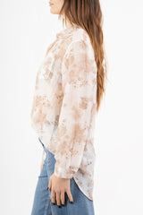 modella indossando Camicia over lunga fiammata a fantasia floreale con micro strass colore Beige Unica