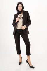 modella indossando Pantalone in poliviscosa con elastico in vita e gamba dritta – Marrone colore Marrone