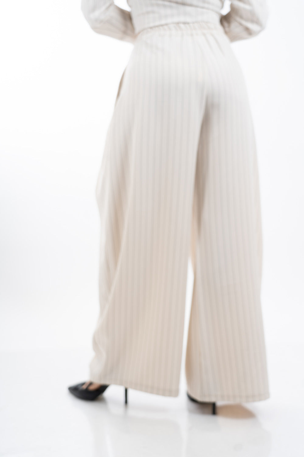 modella indossando Pantalone palazzo gessato a portafoglio con pinces colore
