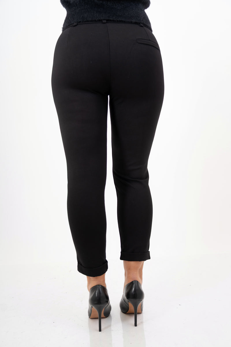 modella indossando Pantaloni Punto Milano Elegance – Nero colore