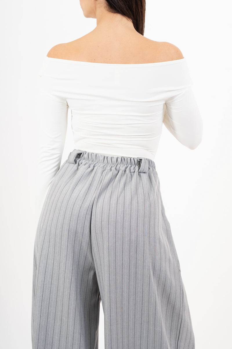 modella indossando Maglia drappeggiata con scollo ampio e arricciature laterali colore