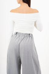 modella indossando Maglia drappeggiata con scollo ampio e arricciature laterali colore