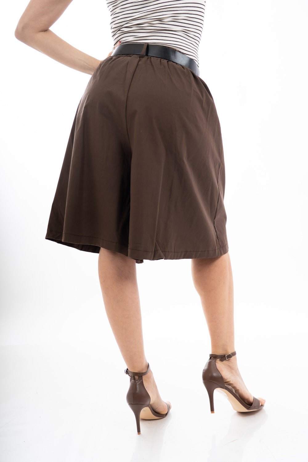 modella indossando Bermuda ampio con pinces in tela morbida elasticizzata e cintura colore