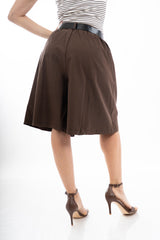 modella indossando Bermuda ampio con pinces in tela morbida elasticizzata e cintura colore