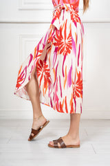 modella indossando Gonna Midi Portafoglio Fantasia Fiori Acquerello Made in Italy colore