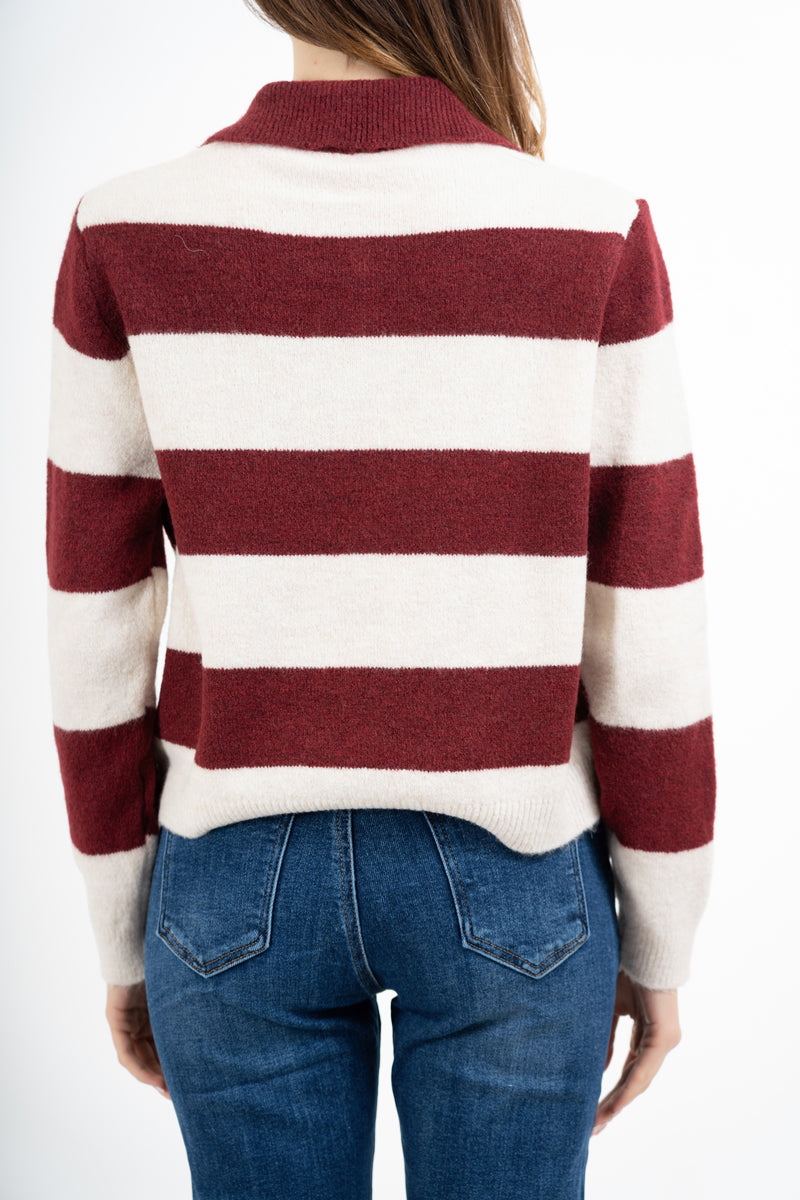 modella indossando Maglia a righe in misto lana modello polo Made in Italy colore