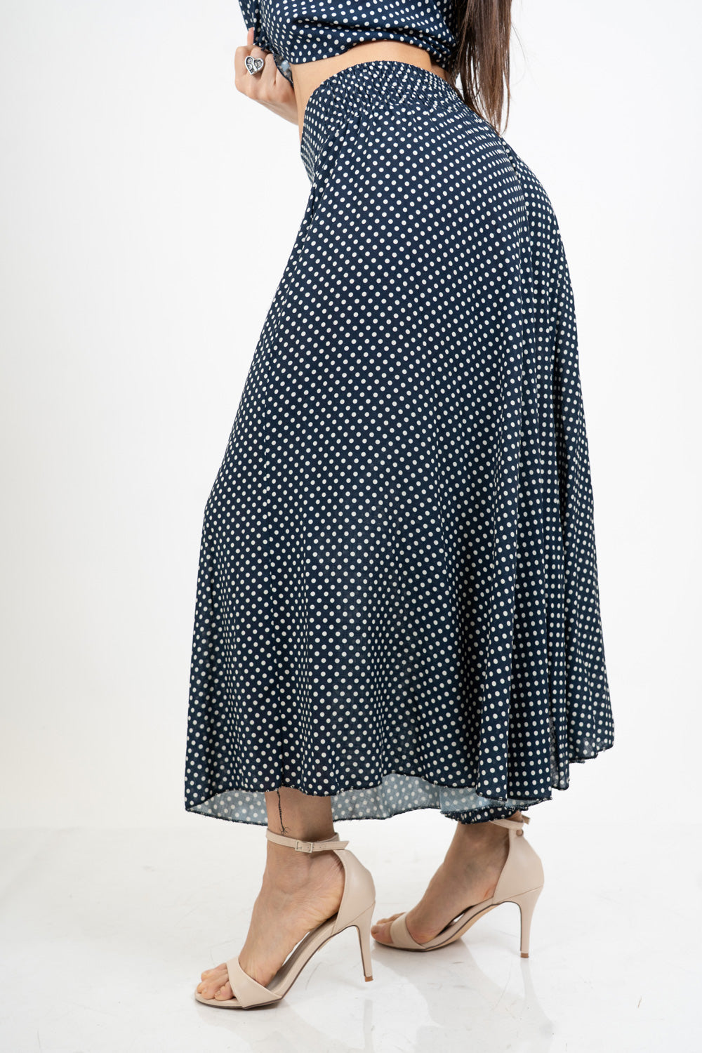 Pantagonna ampia in viscosa a pois con vita alta e retro elasticizzato.
