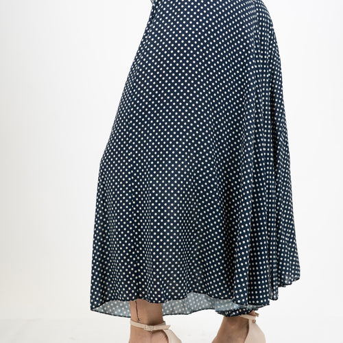 modella indossando Pantagonna ampia in viscosa a pois con vita alta e retro elasticizzato colore Blu Unica