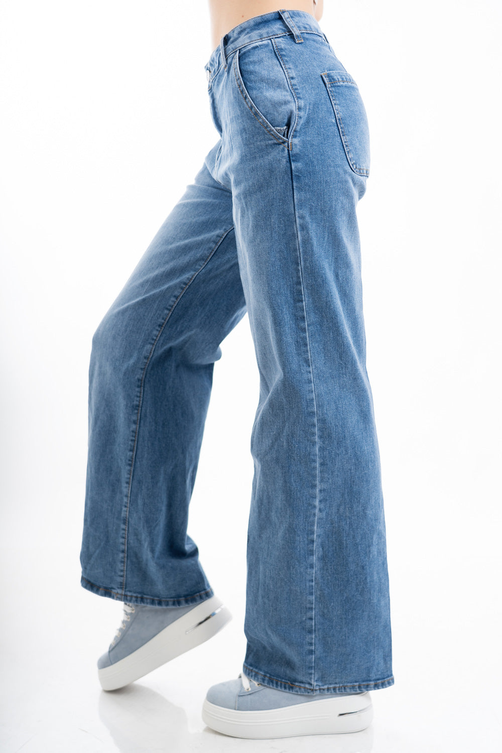 modella indossando Jeans palazzo donna a gamba larga in denim elasticizzato colore Denim Medio
