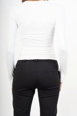 modella indossando Maglia serafino in maglina elasticizzata con foro per il pollice colore