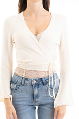 modella indossando Copri spalle scalda-cuore donna in filato misto modal colore Burro Unica