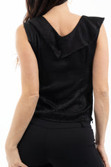 modella indossando Blusa smanicata con scollo a V e balza incrociata colore