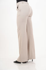 modella indossando Pantalone beige a gamba dritta con tasche alla francese colore Beige