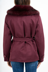 modella indossando Giacca ecocamoscio corta con collo in eco-pelliccia - Bordeaux colore